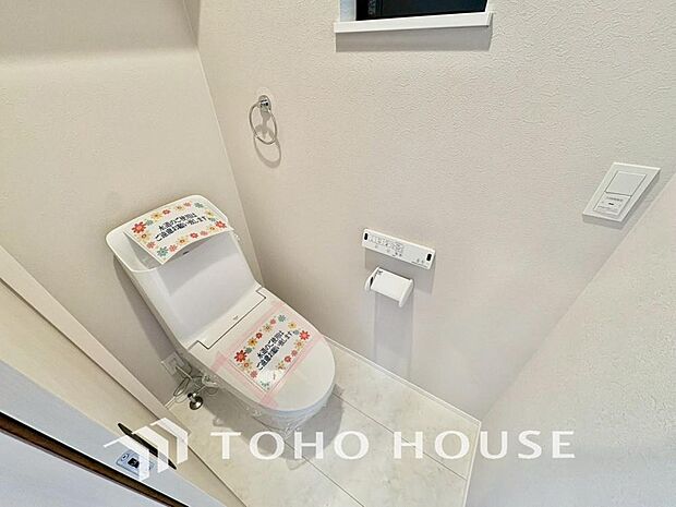 家族が毎日使うプライベートな空間。清潔で使いやすいトイレにすることで、日々の暮らしがより快適になります。最新の機能とお手入れのしやすい設計を施し、いつでも気持ちよく、家族誰もが安心して使える空間です。