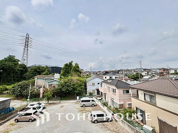 豊かな陽光に照らしだされる素敵な空間。季節を問わず華やいだ素敵な風景をお楽しみいただけます。戸建てのベランダから広がる開放的な眺望が、毎日の暮らしに彩りを添え、家族だけの特別な癒やしを演出します。