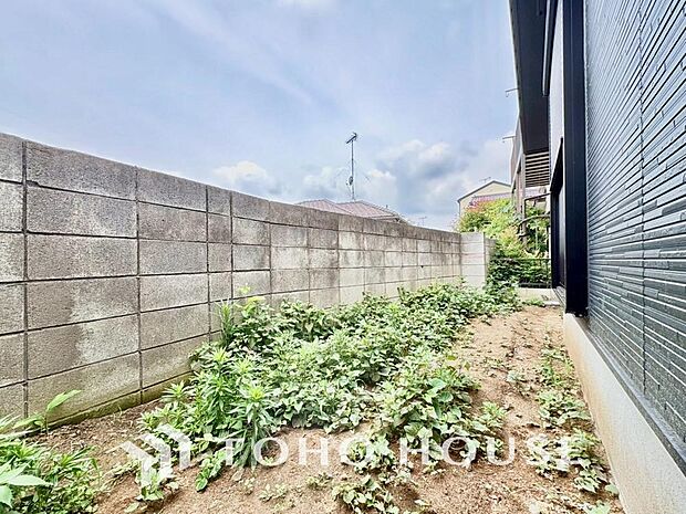 ガーデニングや家庭菜園を趣味にしたり、自分好みにDIYしたりと多用途に楽しめるお庭付き。戸建てならではのゆとりある敷地を活かして、暮らしに彩りをプラスを。おうち時間を豊かに彩るプライベートな空間です。