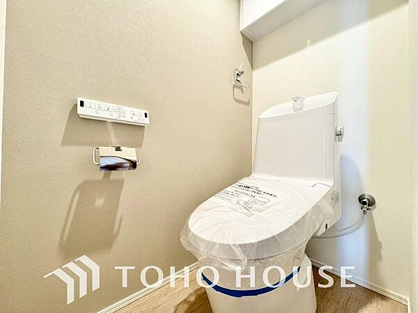 【水回りの安心】トイレ関係の設備をリフォームして一新しました。もちろん、清潔で心地よい温水洗浄機能付き便座を完備。家族みんなが毎日気持ちよく、ストレスフリーに使える快適で衛生的な住環境が整っています。