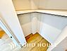 収納：衣類から、季節物までたっぷりと収納できるウォークインクローゼットを完備。荷物を集約できるため、居室をいつでもスッキリと美しく保てます。毎日の着替えが楽しくなる、ゆとりの収納力を、ぜひ現地でご覧下さい。
