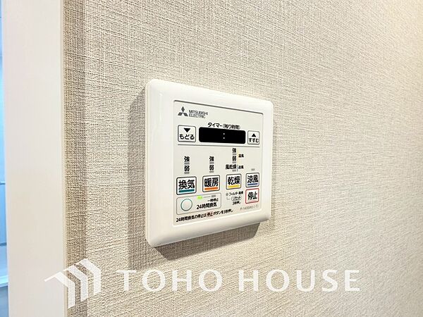雨の日や、夜間の洗濯も安心な浴室換気乾燥機を完備。天候を気にせず干せるため、家事の負担を大幅に軽減します。カビ対策や冬場の暖房としても大活躍する、日々の快適を支える先進設備をぜひ現地でお確かめ下さい。
