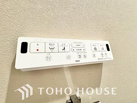 快適な温水洗浄便座(ウォシュレット)を完備。毎日使う場所だからこそ清潔でお手入れがしやすい衛生的な機能にこだわりました。冬場でも便座が温かく、季節を問わず誰もが心地よく使える嬉しい標準設備となります。
