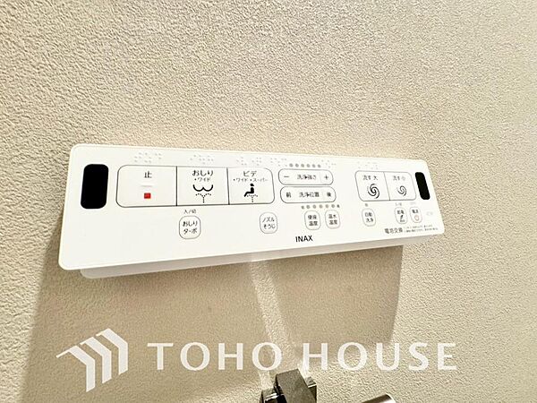 快適な温水洗浄便座（ウォシュレット）を完備。毎日使う場所だからこそ清潔でお手入れがしやすい衛生的な機能にこだわりました。冬場でも便座が温かく、季節を問わず誰もが心地よく使える嬉しい標準設備となります。