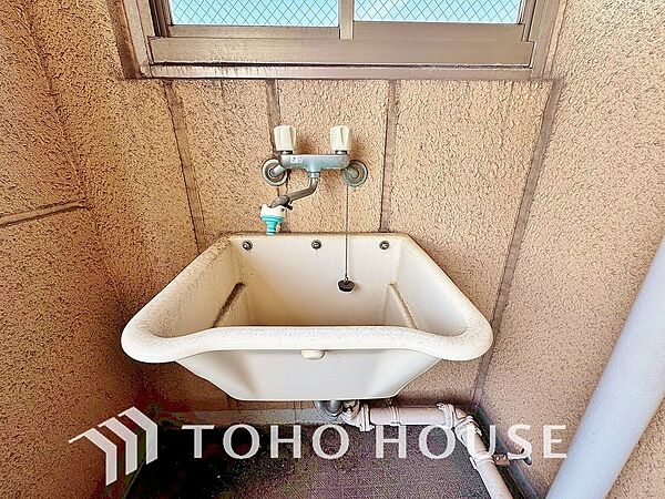 バルコニーに便利なスロップシンクを完備。ガーデニングの水やりをはじめ、汚れた靴やアウトドア用品の丸洗い、ベランダ掃除もスムーズに行えます。室内を汚さず屋外でサッと洗える、暮らしに便利な設備となります。