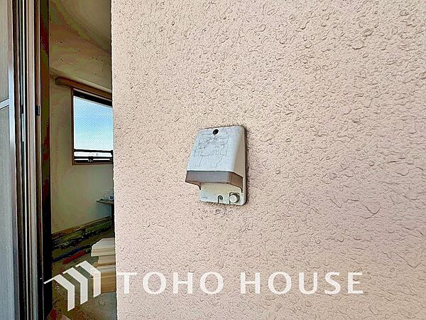 バルコニーに便利な屋外コンセントを設置。高圧洗浄機での掃除やホットプレートを使ったベランピング、イルミネーションの設置など多彩な用途で活躍します。屋外の活用度を広げ、日々の暮らしを豊かにする設備です。