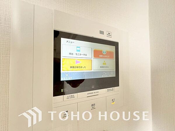 「見える安心」を実現するＴＶモニター付きインターホンを設置。来訪者の顔を室内から一目で確認できるため、防犯性が高く、お子様の留守番時も安心です。家族の安全を守る確かな配慮を、ぜひ現地でお確かめ下さい。