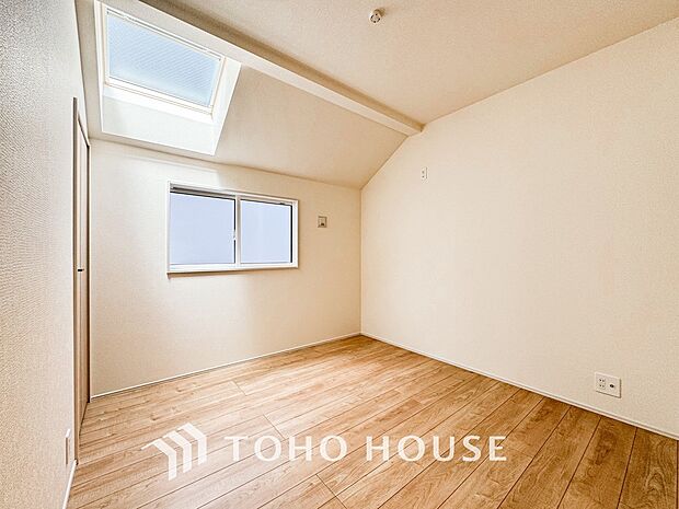 笑顔が溢れ、会話が弾む豊かな時を過ごすことができる空間で、お住まいになった幸せをかみしめてください。ゆとりある広さを誇るお部屋は、お気に入りの家具を自由に配置して、自分だけの快適な空間を創り出せます。