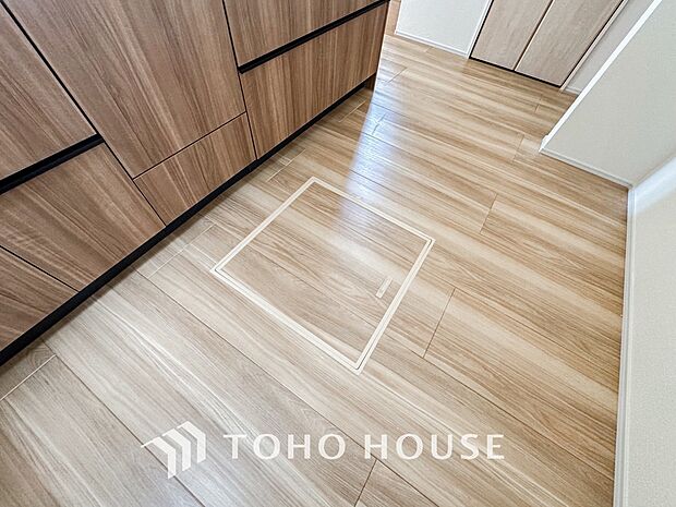 床下収納の場合は、使っていない空間を有効利用するので、キッチンを狭くすることなく収納場所を増やせます。床下のデッドスペースに保存食などを保管でき、調理エリアをいつでもスッキリと広々保つことが可能です。