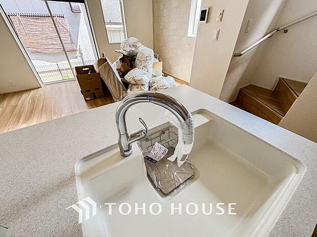 安全でおいしい水が手軽に。ボタン一つで浄水と原水をスムーズに切り替えられる浄水器一体型水栓を使用。蛇口まわりがすっきり美しく収まるデザインで、大切な家族の健康的な食生活をいつでも優しくサポートします。