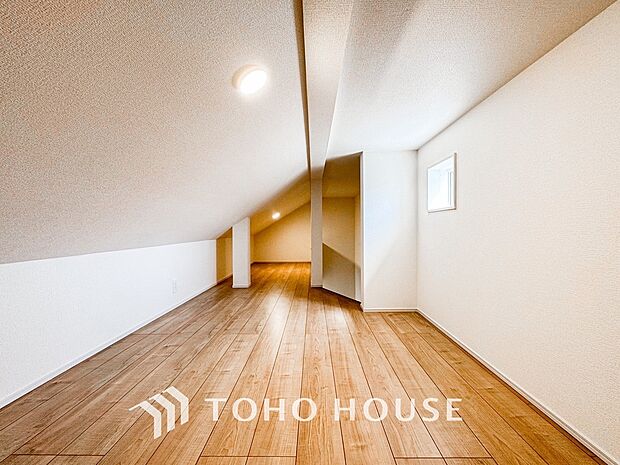ロフト付きの居室は天井が高い分お部屋が広く感じられ開放感があります。ロフト部分はベッドスペースや大容量の収納、隠れ家のような趣味の部屋などライフスタイルに合わせて自由で贅沢な使い方が楽しめる空間です。