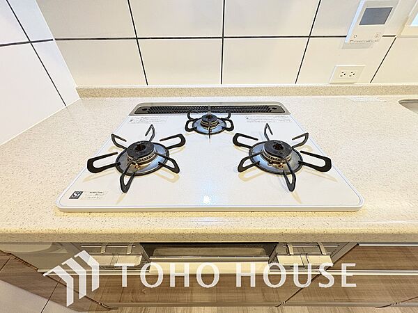 3口コンロは一度に複数のお料理を作ることができるメリットがあります。毎日のキッチンタイムを効率よく。