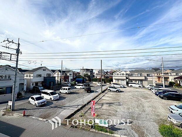 青空を感じられるバルコニーには、爽やかな風が吹き抜け、周辺には戸建住宅街の景色が広がります・・・。その豊かな眺望にふさわしい住空間には、通風と採光にも優れ、心地よい光と風があふれる設計となっています。
