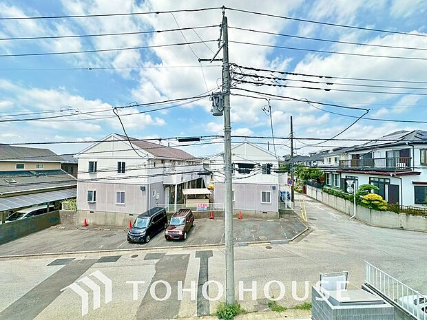 星空が地上に映りこむかのような夜景のきらめきまで、この街ならではの美しい風景の物語が室内に展開。