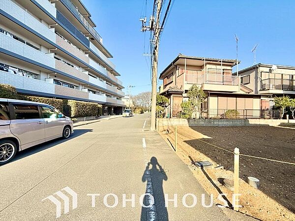 建物完成前には物件の現地と、近隣の完成施工例をご案内させて頂きます。その他資金計画やローン返済シュミレーションなど、ファイナンス面のご相談も承ります。お気軽にご相談下さいませ。