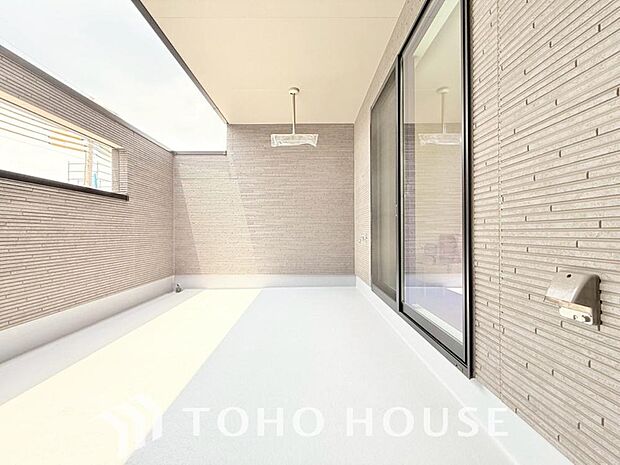 頬をなでる優しい風を感じることが出来るバルコニー。つい深呼吸をしたくなる気持ちの良い眺望です。