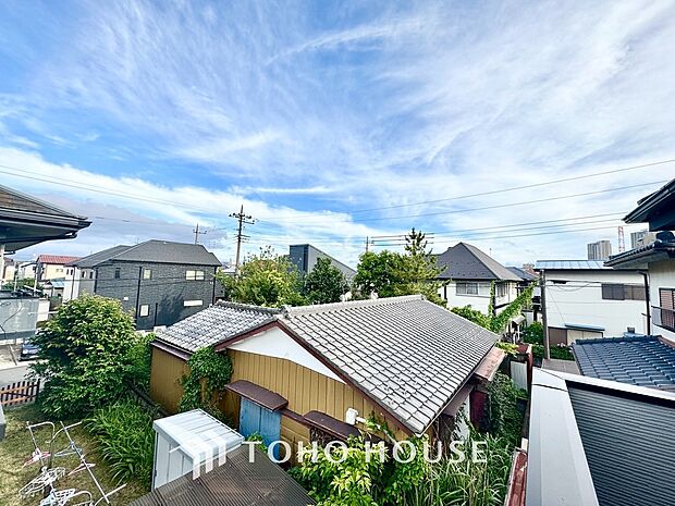 青空を感じられるバルコニーには、爽やかな風が吹き抜け、周辺には戸建住宅街の景色が広がります・・・。その豊かな眺望にふさわしい住空間には、通風と採光にも優れ、心地よい光と風があふれる設計となっています。