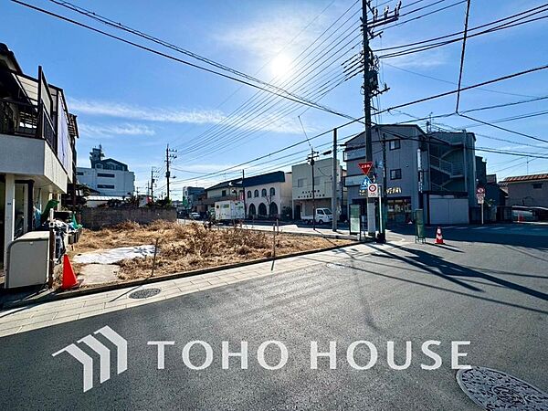 街並みの風景に包み込まれながら、瀟洒な印象も湛えて佇みます。