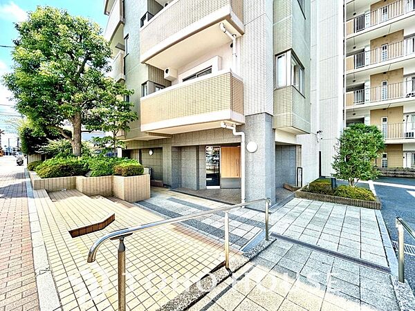 色合いも落ち着いた色を中心に構成され、重厚感のある雰囲気で居住者・来客者を迎えてくれます。