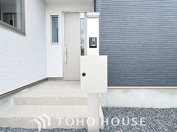 毎日みんなを見送り、そして迎え入れる場所だから。帰りたくなる家をテーマに設計した、自慢の玄関です。明るく広めの開放的な空間が家族を優しく包み込み、まいにちの生活に安心と心地よさをプラスしてくれますよ。