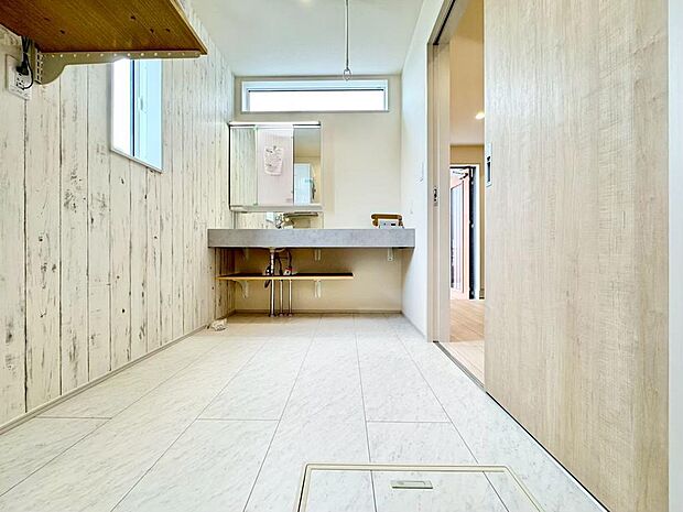 建物プラン例。「身支度ばっちり」三面鏡を採用。鏡の後ろには収納スペースを設け、洗面台周りもすっきりします。平日の朝であっても、落ち着きと、くつろぎを感じられる空間。気持ちよく身だしなみを整えられます。