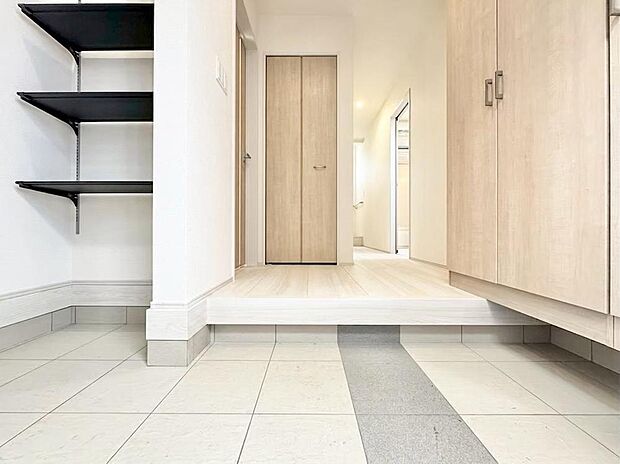 建物プラン例。毎日家族を見送り、そして迎え入れる「帰りたくなる家」をテーマに設計した自慢の玄関です。「ただいま」「おかえり」。新居で交わす何気ない挨拶・・・、家族の絆をより一層深めて心地よく響きます。