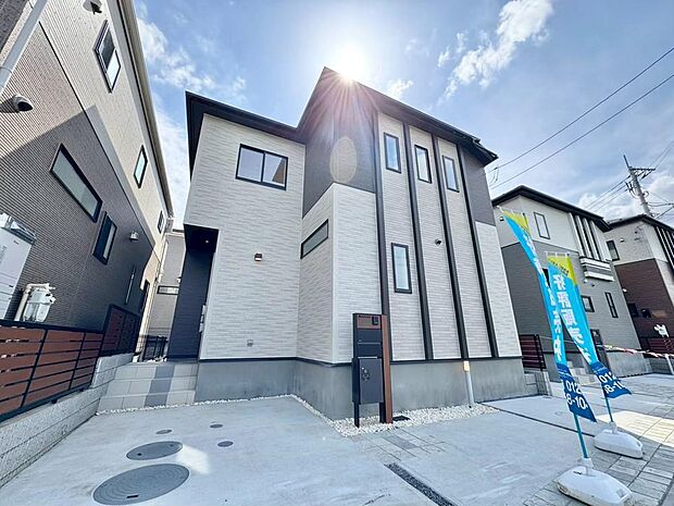 建物プラン例。春夏秋冬、四季折々の変化を楽しめる心地よい場所。時間の経過と共に、味わいが出る素敵な空間へ。家はただ生活する場ではなく、暮らしを愉しく、快適にする場所。笑顔の毎日、安らぎの日々のために。