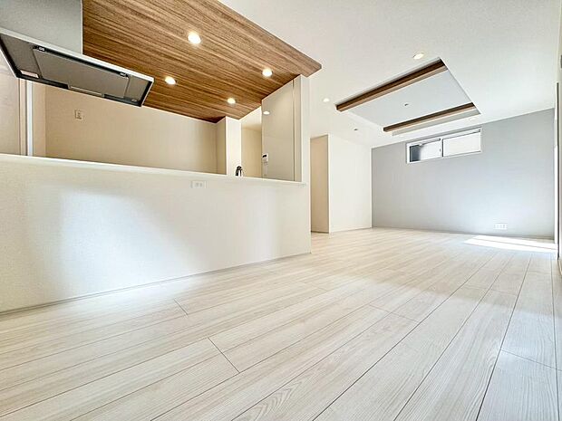 建物プラン例。朝は爽やかな日差しを浴びながら家族みんなでおいしい朝食。昼下がりには、のんびりと過ごすひと時・・・。「光」と「風」があふれる開放的なリビングダイニングには、自然と家族みんなが集まります。