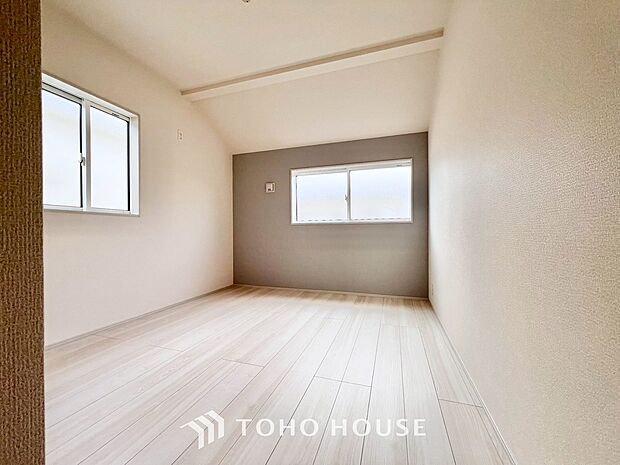 窓が2ヶ所あるため、風の通り道ができ、効率よく換気ができるお家です。室内の空気や、湿気がこもりにくく、常に新鮮な空気を取り込める、心地よい住環境が魅力です。明るく、開放感のある暮らしを叶えてくれます。