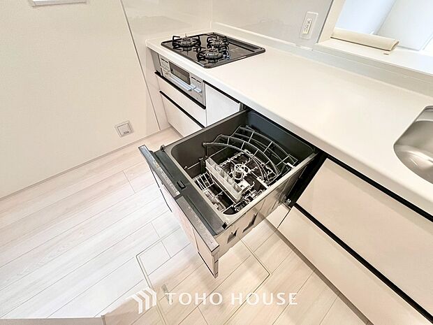 すっきり収まるビルトイン食洗機。手洗いでは難しい高温のお湯や、高圧水流を使うことにより、頑固な油汚れも、効果的に落とすことができます。家事の時間を大幅に短縮し、毎日の暮らしにゆとりをもたらす設備です。