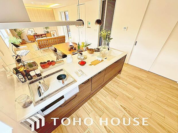 美しく使いやすいキッチン空間。優しい温もりを醸し出すキッチンは、料理のための配慮を随所に注ぎました。作業動線を考えた収納やお手入れしやすい素材を採用し毎日の家事を快適にサポートするこだわりの設計です。