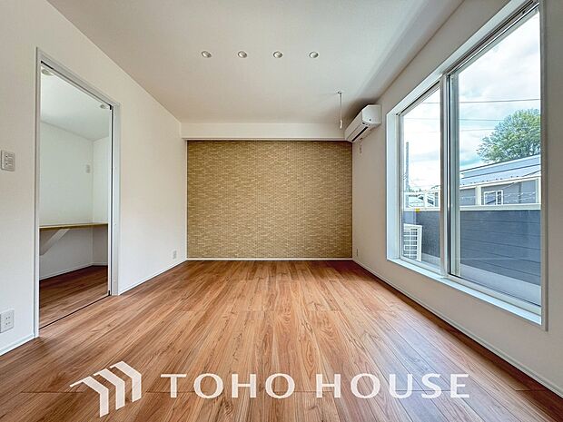 家具の配置がしやすい開放的な室内です。趣味の部屋としても十分な広さを確保しているため、自分好みの快適な空間作りを思いのままに楽しめます。毎日の暮らしをより豊かに彩ってくれる、自由度の高い間取りですね。