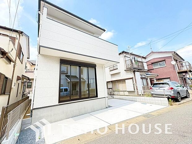 街並みに美しく映える、洗練されたスタイリッシュな外観デザイン。新築ならではの圧倒的な存在感と品格を放ち、住む人の誇りを満たしてくれます。青空に映える美しい佇まいを、ぜひ現地で実際にご覧ください。