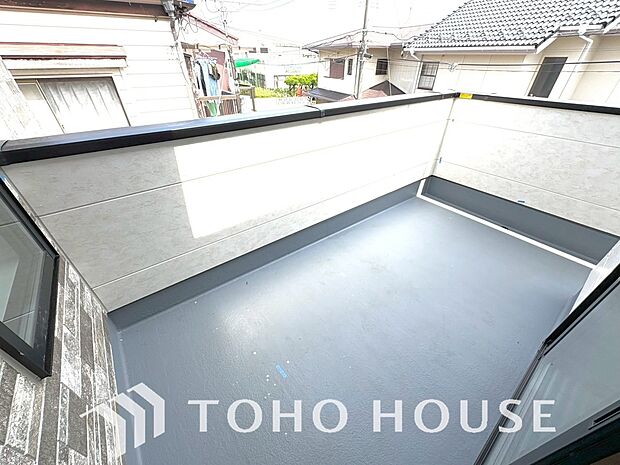 心地よい風が吹き抜けるマンションのバルコニー。毎日の洗濯物やお布団干しにも十分な広さを確保しています。手すり壁が適度なプライバシーを守りつつ、明るい光を室内に届けてくれる、暮らしの憩いのスペースです。