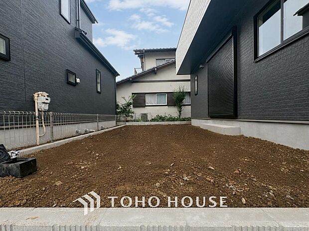 リビングの窓先に緑を感じる生活が贅沢な現代。お庭でのガーデニングや家庭菜園を通じて、日々の暮らしに心癒やされる時間をプラスできます。お家時間を豊かに彩る、緑豊かなプライベート空間を楽しめる住まいです。