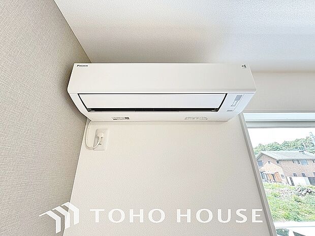 エアコンは空気を汚さず場所も取らないので、お部屋を広く使えます。設置工事などの初期費用がカットできるのは嬉しいですね。日々の快適な室温を保ち、暮らしに心地よいゆとりをプラスする、家計に優しい設備です。