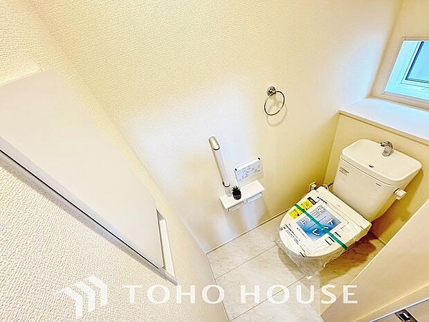 清潔な空間であって頂けますように、目に留まるだけではなく、汚れをふき取り易いフロアと壁紙をチョイス。快適な温水洗浄便座付。手洗い一体型のトイレはスペースの節約ができ、ゆったりとした空間が確保できます。