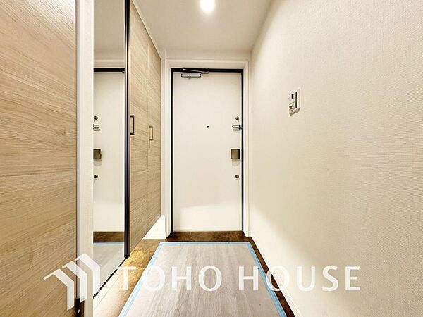 温かみのある色合いでデザインされた玄関は、優しく心地よい雰囲気に満ちています。一日の疲れを癒やし、思わず早く帰りたくなるような安心感にあふれる住まいです。心からリラックスできる安息の空間が広がります。