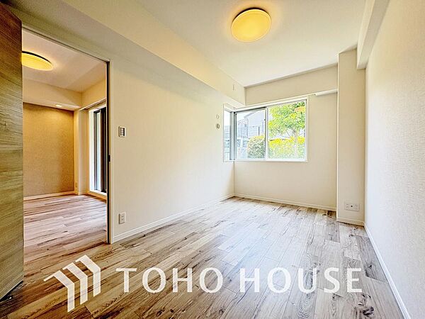 心身ともにゆったりと安らげる主寝室。寝室のゆとりが大きい分だけ、暮らしの安らぎは深まります。一日の疲れを癒やすプライベート空間にふさわしい落ち着きと広さを確保し、上質な眠りと快適な朝を迎えるお部屋に。