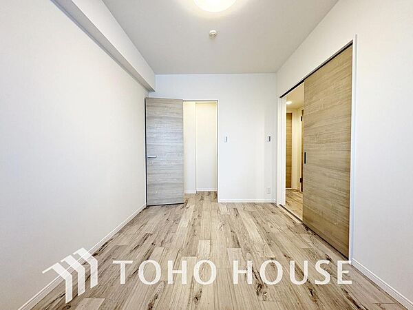 お子さまの心と身体を見守る子供部屋として、小さな自立心を育むお部屋作りを見越してご覧下さい。成長に合わせてレイアウトを変更しやすく、のびのびと過ごせる設計に。将来の夢や個性を豊かに育む安心の空間です。