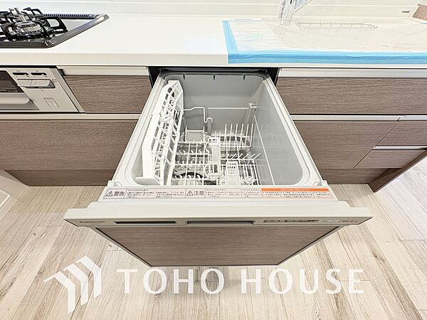 ビルトインタイプの食器洗乾燥機。通常の手洗いでは使用出来ないほど高温のお湯や高圧水流を使うことにより、汚れを効果的に落とすことができます。殺菌効果が非常に高く哺乳瓶などを使う家庭で需要が高く大変便利。