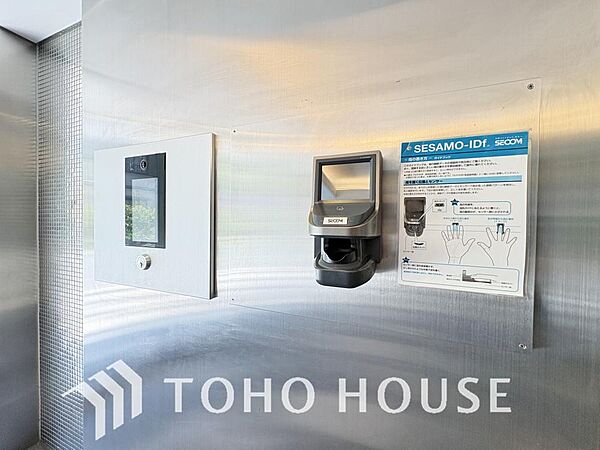 こちらのエントランスにはオートロックシステムを導入しているマンションです。不審者の侵入を防ぐ役割があり、日々の暮らしに安心感をプラスしてくれます。ご家族みんなが毎日を穏やかに、心地よく過ごせる住まい。