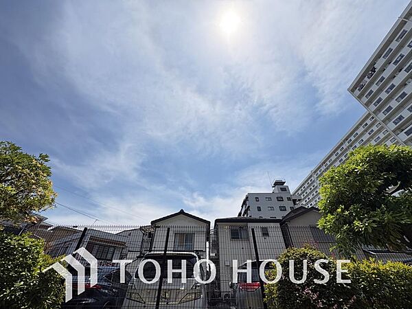 豊かな陽光に照らしだされる素敵な空間。季節を問わずに華やいだ素敵な風景をお楽しみいただけます。大きな窓から差し込む光が室内を明るく満たし、日々の暮らしに、四季の彩りと上のラックスタイムをお届けます。