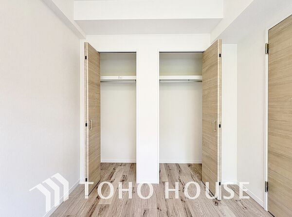 居室にはクローゼットを完備し、自由度の高い家具の配置が叶うシンプルな空間です。衣類や物がすっきりと収まるため、お部屋の広さを有効活用できます。模様替えも楽しみやすく、自分好みの快適な寝室や子供部屋に。