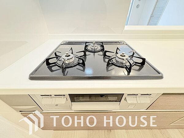 お料理の幅が広がる3口ガスコンロを採用。複数のメニューを同時に効率よく調理できるため、忙しい夕食の準備も手際よくこなせます。強火力で炒め物も美味しく仕上がり、毎日の食卓をよりゆたかに彩るキッチンです。