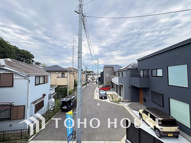 その豊かな眺望にふさわしい空間には、通風・採光にも優れ、心地よい光と風があふれています。窓辺に広がるとっておきの景色を眺めながら、日常の喧騒を忘れ、家族みんなが心からリラックスできる癒しの住空間です。