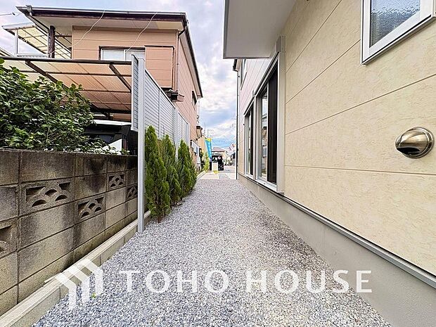 ここに住まう方々へ余すこと無く太陽の恵みを届けられるように、計画・設計されております。明るい陽射しが部屋の奥まで差し込み、毎日の暮らしを健やかに包み込みながら、家族の笑顔あふれる温かな空間を叶えます。