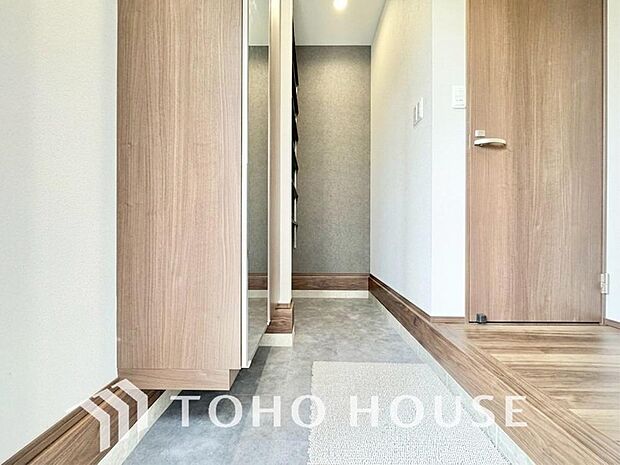 明るい光が差し込む広々とした新築戸建ての玄関です。毎日の出入りが楽しみになるような、清潔感にあふれた開放的な空間が広がっています。新生活の始まりを予感させる、洗練されたお住まいの顔を体感してください。