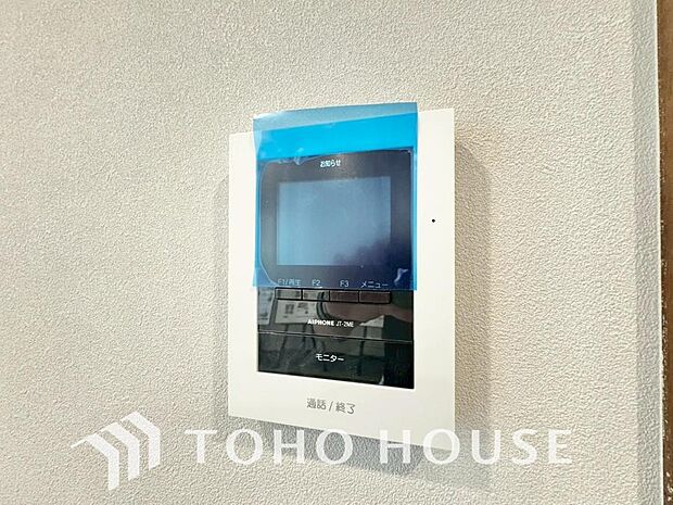 「見える安心」を実現するために、誰が訪れてもすぐにわかるようモニター付きインターホンを設置しました。ドアを開けずに室内から安全に相手を確認・対応できるため、お子様のお留守番や防犯面でも心強い設備です。