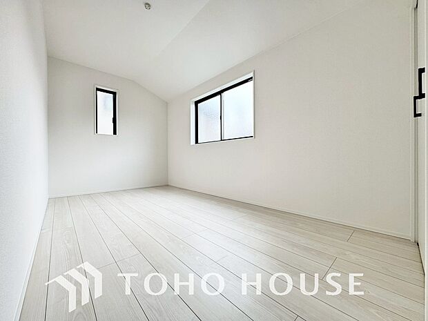 お子さまの心と身体を見守る子供部屋として、小さな自立心を育むお部屋作りを見越してご覧下さい。成長に合わせてレイアウトを変更しやすく、のびのびと過ごせる設計に。将来の夢や個性を豊かに育む安心の空間です。